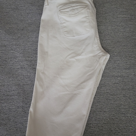 Abercrombie and Fitch size 2 white capris - Picture 3 of 5